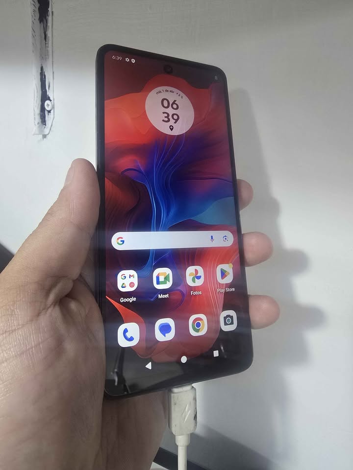 Motorola g04s 📱 64 GB 👌 Se retira por paternal 😊 Detalle tiene porta sin de otro color