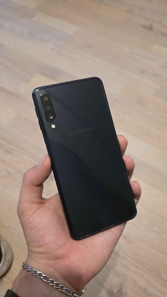 SAMSUNG GALAXY A7 2018 LIBRE 64GB 4GB RAM ASTILLADO