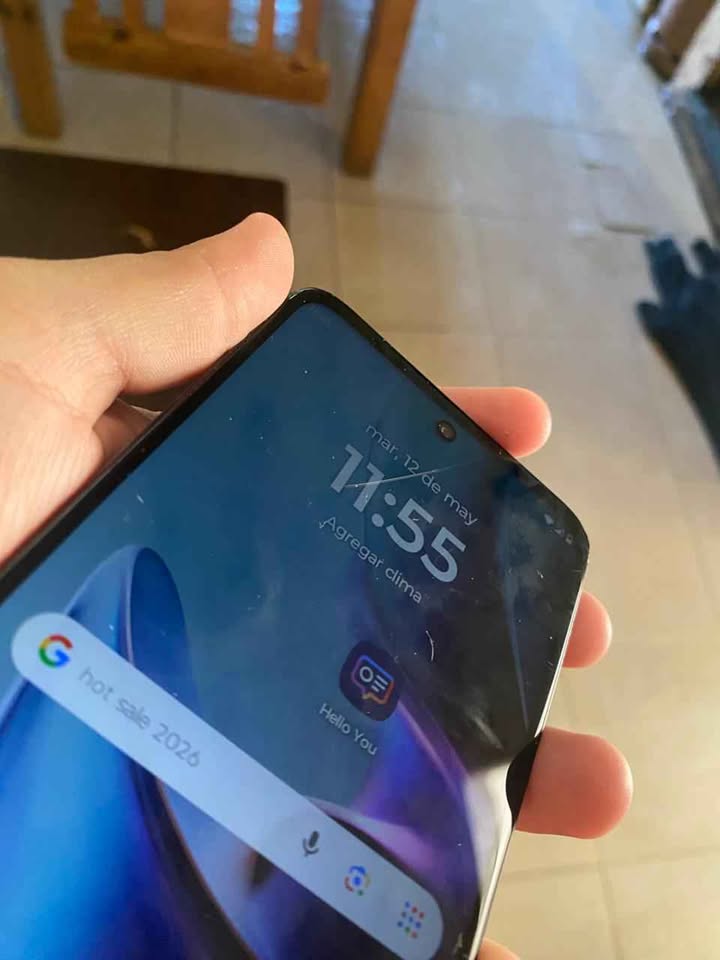 Vendo a permuto por Samsung Motorola e15 tiene una pequeña trizadura pero no le afecta en nada