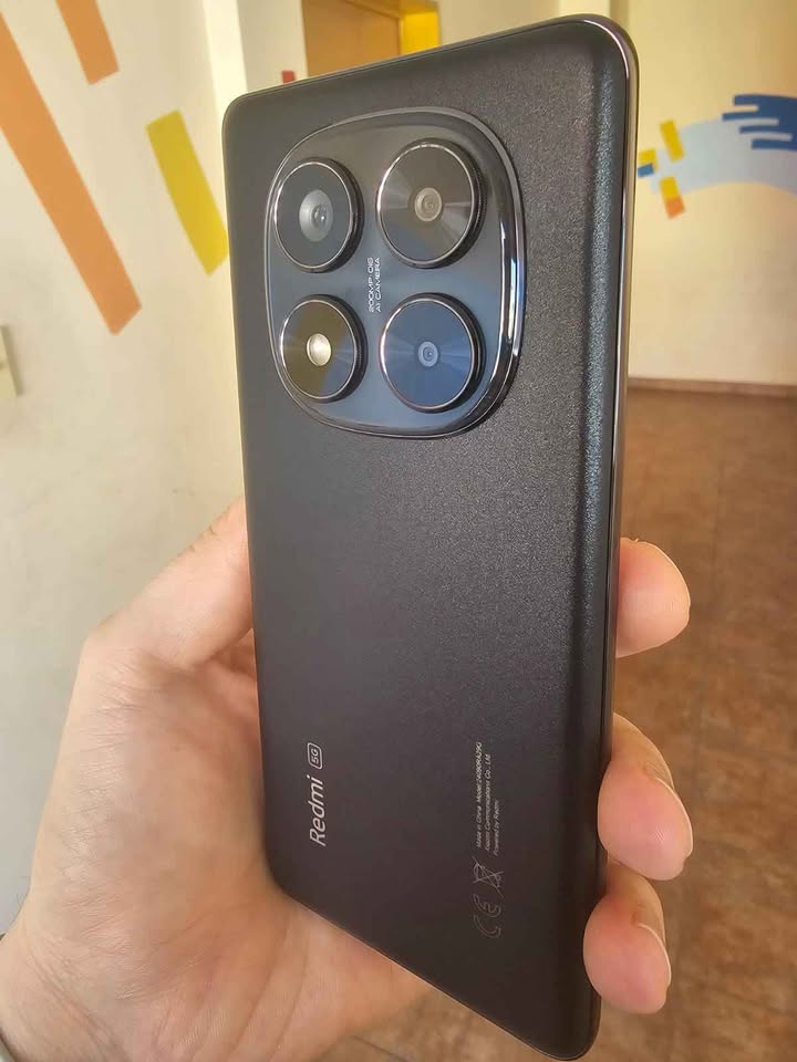 Redmi Note 14 pro 512Gb/12 Con detalle solo en el borde del Marco