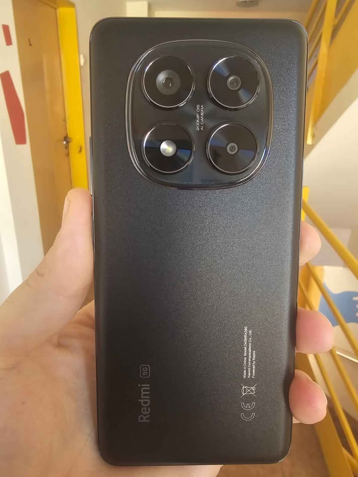 Redmi Note 14 pro 512Gb/12 Con detalle solo en el borde del Marco