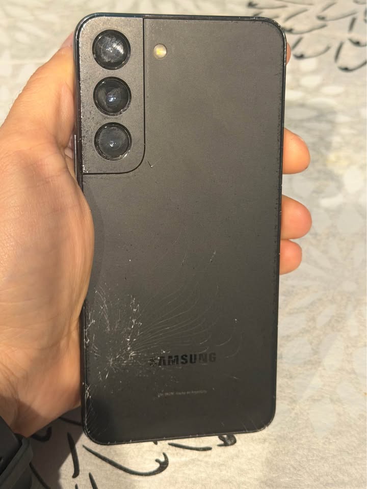 Samsung s22 📲 Libre 📶 Detalle en la tapa No afecta en nada funcionando perfecto ‼️