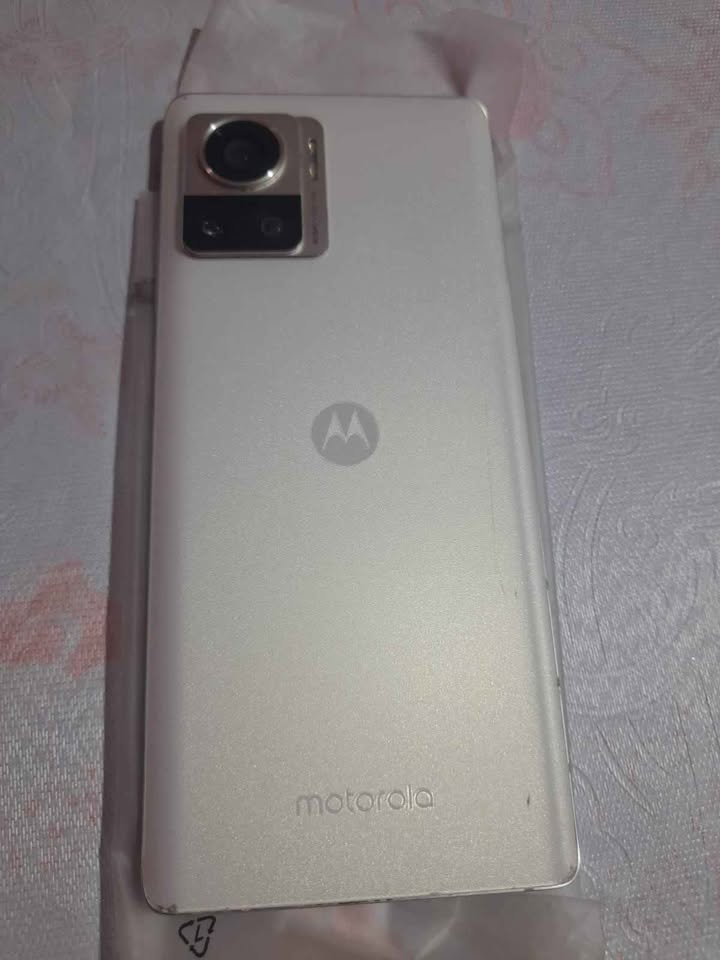 MOTOROLAS EDGE 30 ULTRA EDGE 40.