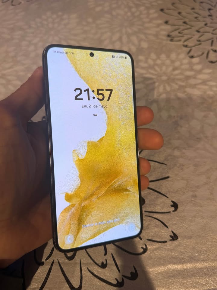 Samsung s22 📲 Libre 📶 Detalle en la tapa No afecta en nada funcionando perfecto ‼️