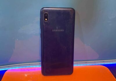Samsung galaxy a10 libre anda todo menos la selfie está rayada!