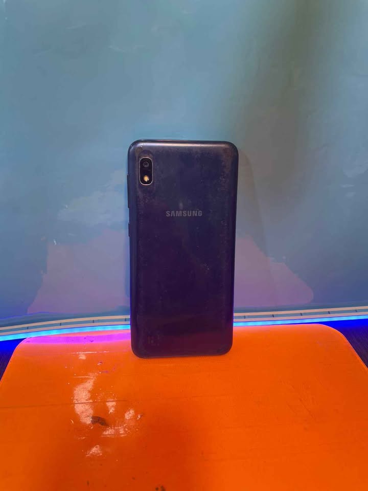 Samsung galaxy a10 libre anda todo menos la selfie está rayada!