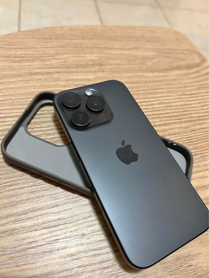 iPhone 15 pro – 93% – 128gb