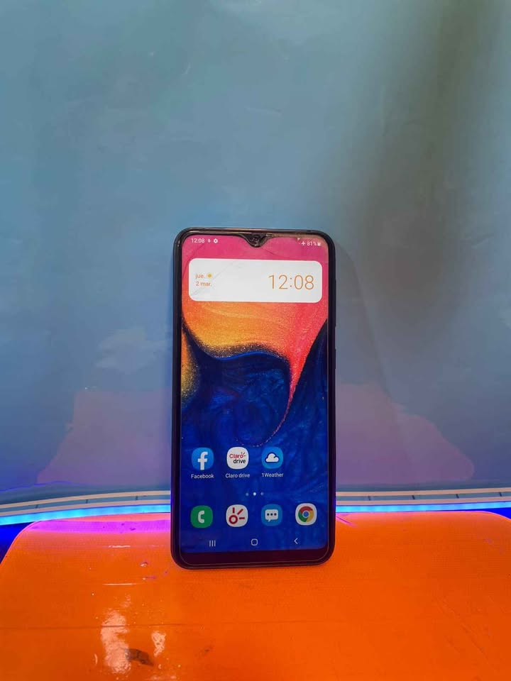 Samsung galaxy a10 libre anda todo menos la selfie está rayada!