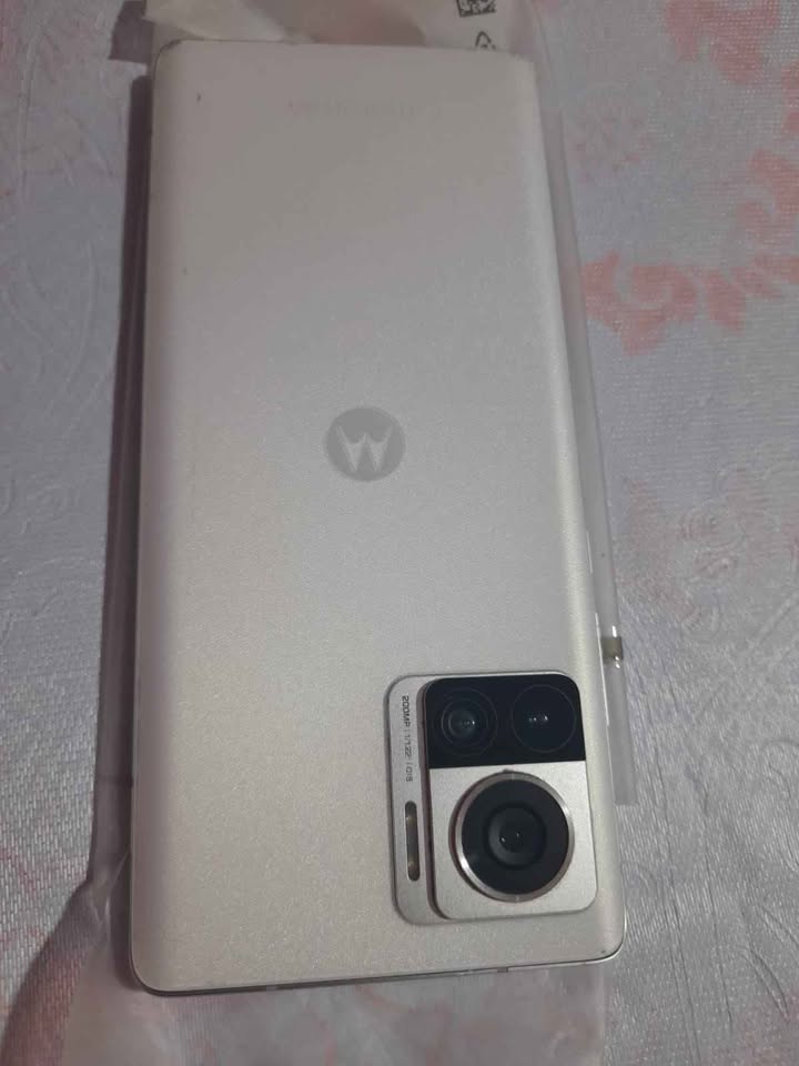 MOTOROLAS EDGE 30 ULTRA EDGE 40.