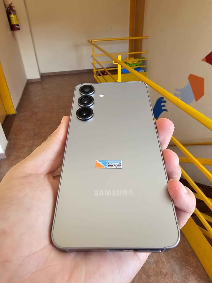 Samsung S25 DUAL SIM 256Gb y 12 De Ram. Libre de fabrica. Impecable como Nuevo!
