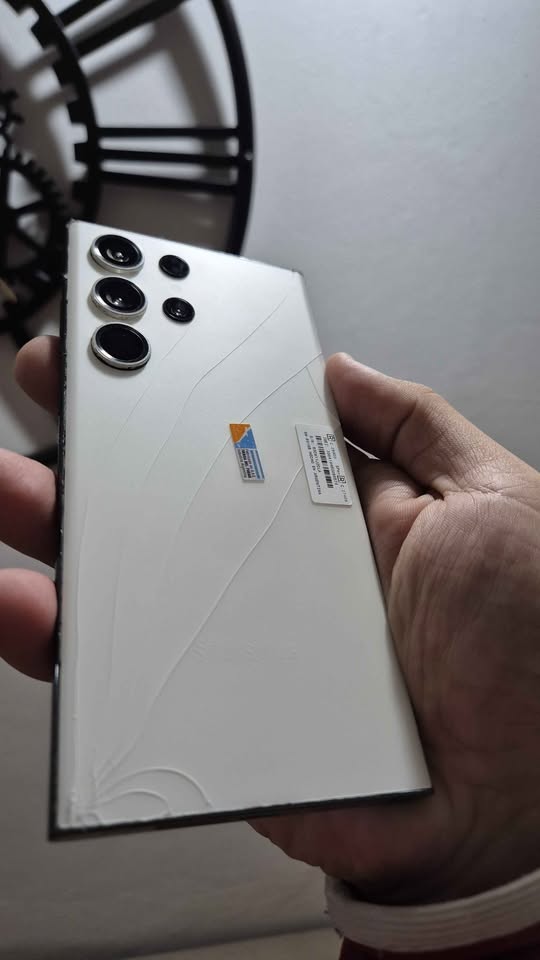 Vendo Samsung S23 ultra LIBRE 256gb 12ram detalle manchita y tapa , NO PERMUTO