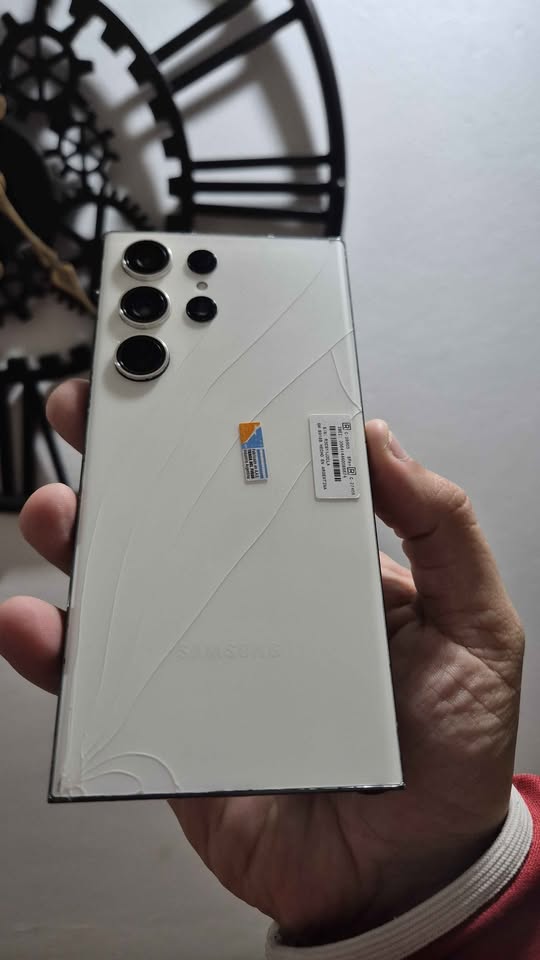 Vendo Samsung S23 ultra LIBRE 256gb 12ram detalle manchita y tapa , NO PERMUTO