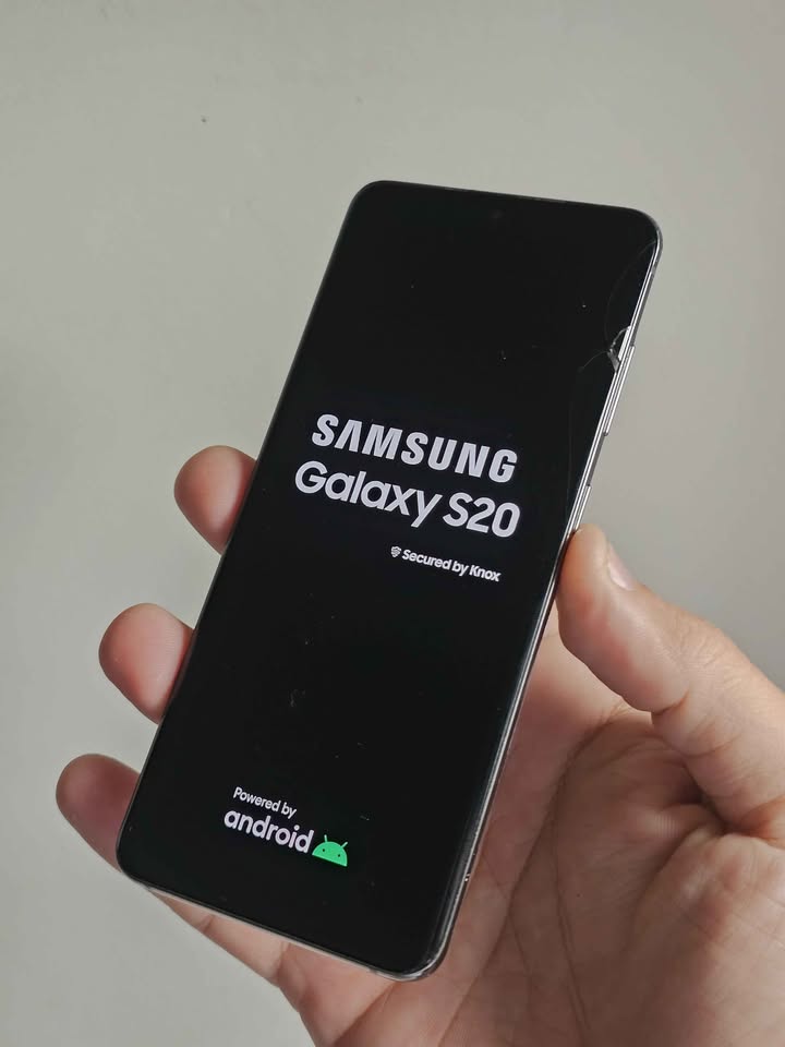 Vendo Samsung S20 libre 128gb 8ram detalle minimo vidrio y tapa , NO PERMUTO