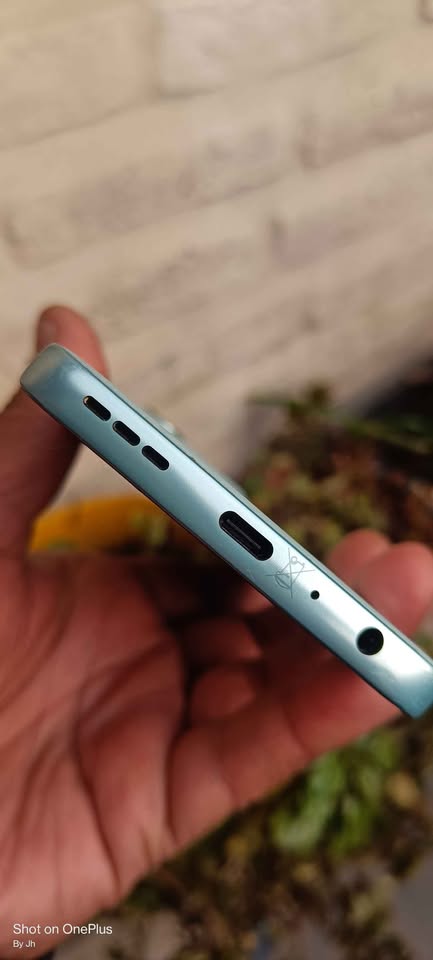 Liquido Moto G56 libre e-sim impecable