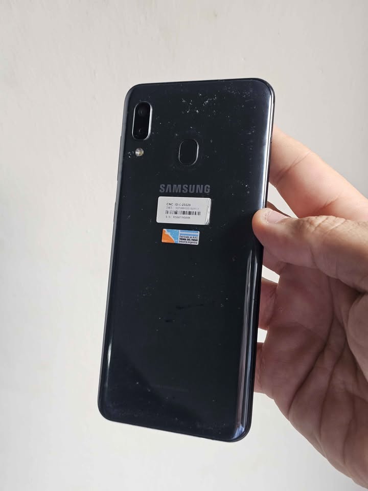 Vendo Samsung A20 libre 32gb huella , impecable , NO PERMUTO