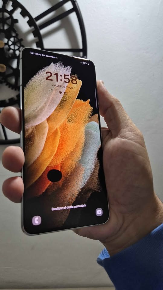 Vendo Samsung S21 plus 5G 128gb 8ram detalle manchita NO INFLUYE , NO PERMUTO