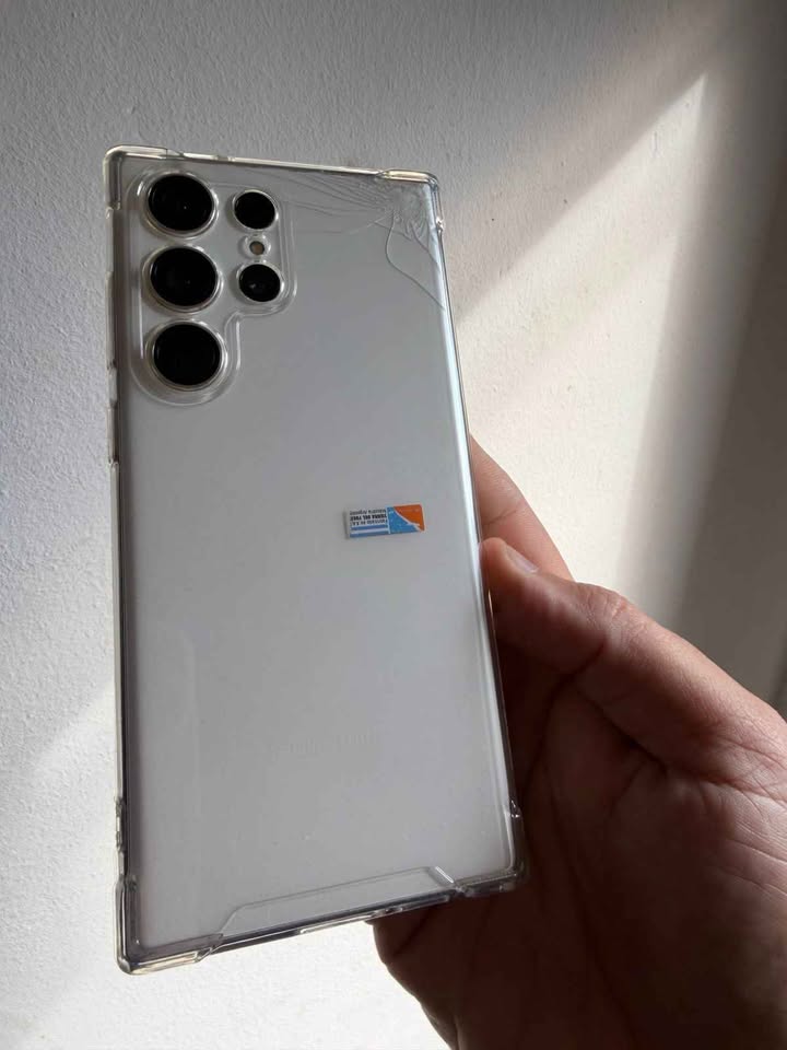 Vendo SAMSUNG S23 ultra 256gb 12ram , MINIMO DETALLE MANCHITA Y TAPA , NO PERMUTO