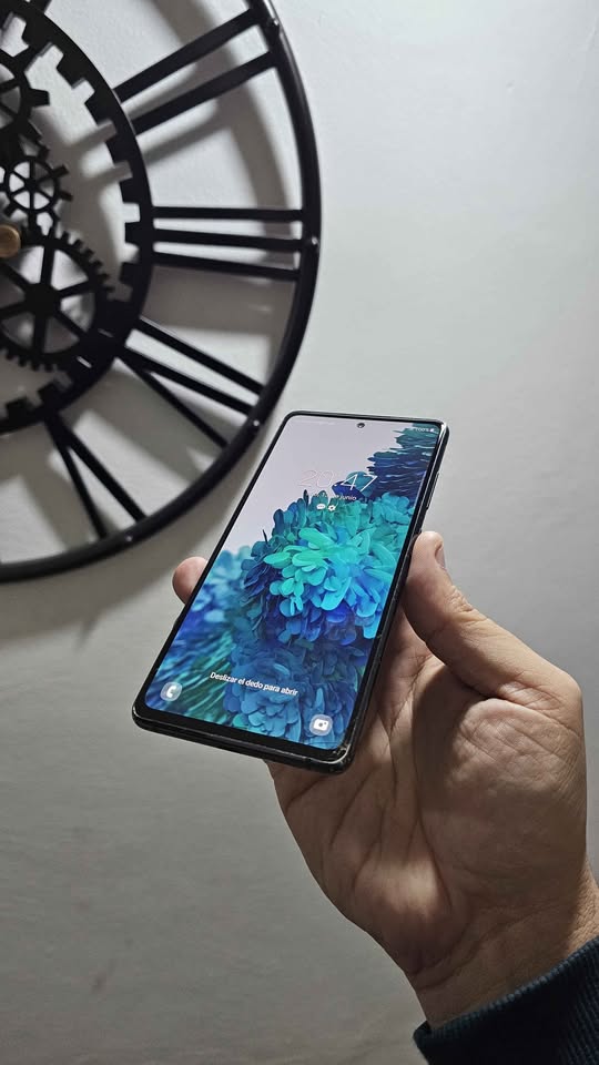 Vendo Samsung S20FE 5G libre 128gb 6ram NFC , MINIMO DETALLE VIDRIO , NP PERMUTO