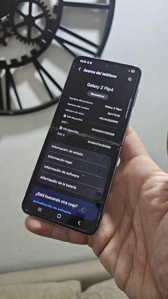 Vendo Samsung Z flip 4 libre 128gb 8ram DETALLE ESTETICO , NO PERMUTO
