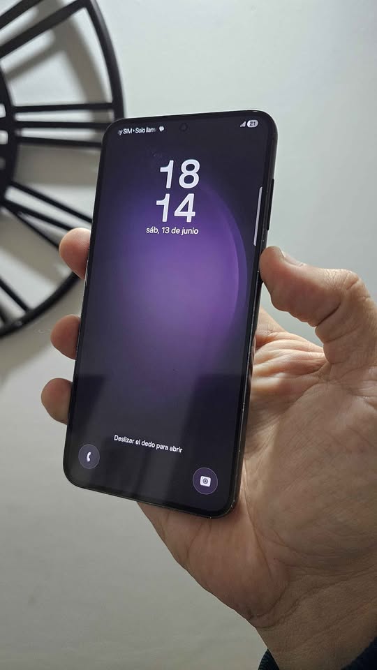 Vendo Samsung S23 plus libre 256gb 8ram , DETALLE TAPA , NO PERMUTO