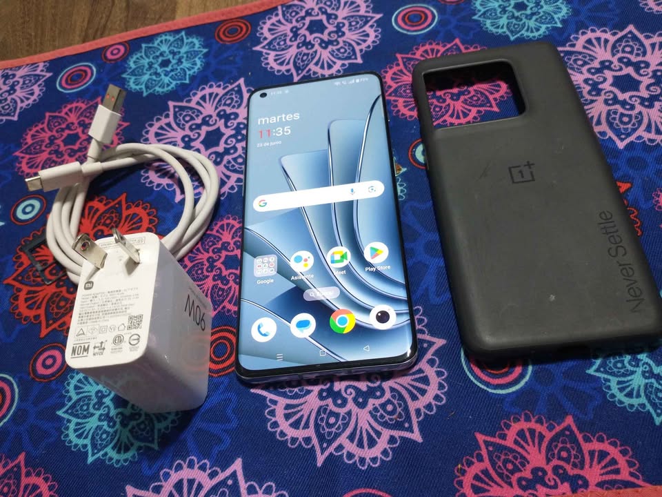 Oneplus 10 pro vendo o permuto solo detalle tapa trasera después todo bien