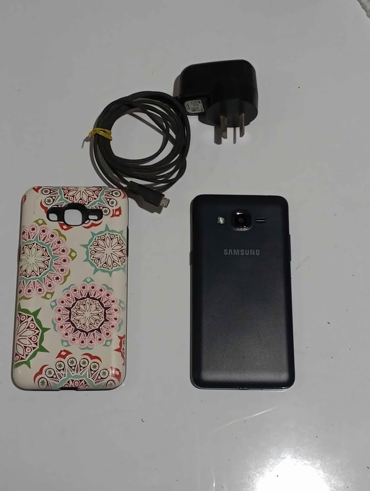 Samsung J2 memoria 16GB con wsp cargador original y funda impecable $60000 retira x Villa Ballester