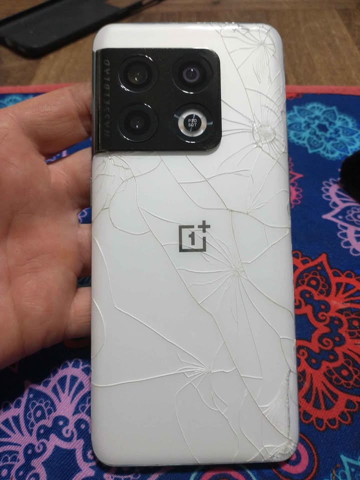 Oneplus 10 pro vendo o permuto solo detalle tapa trasera después todo bien
