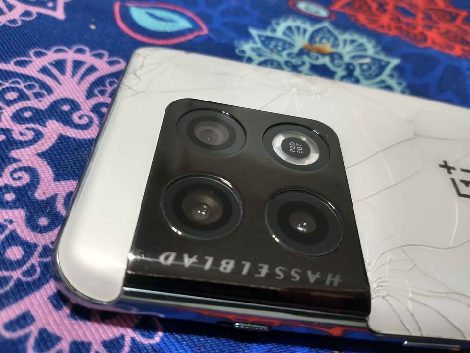 Oneplus 10 pro vendo o permuto solo detalle tapa trasera después todo bien