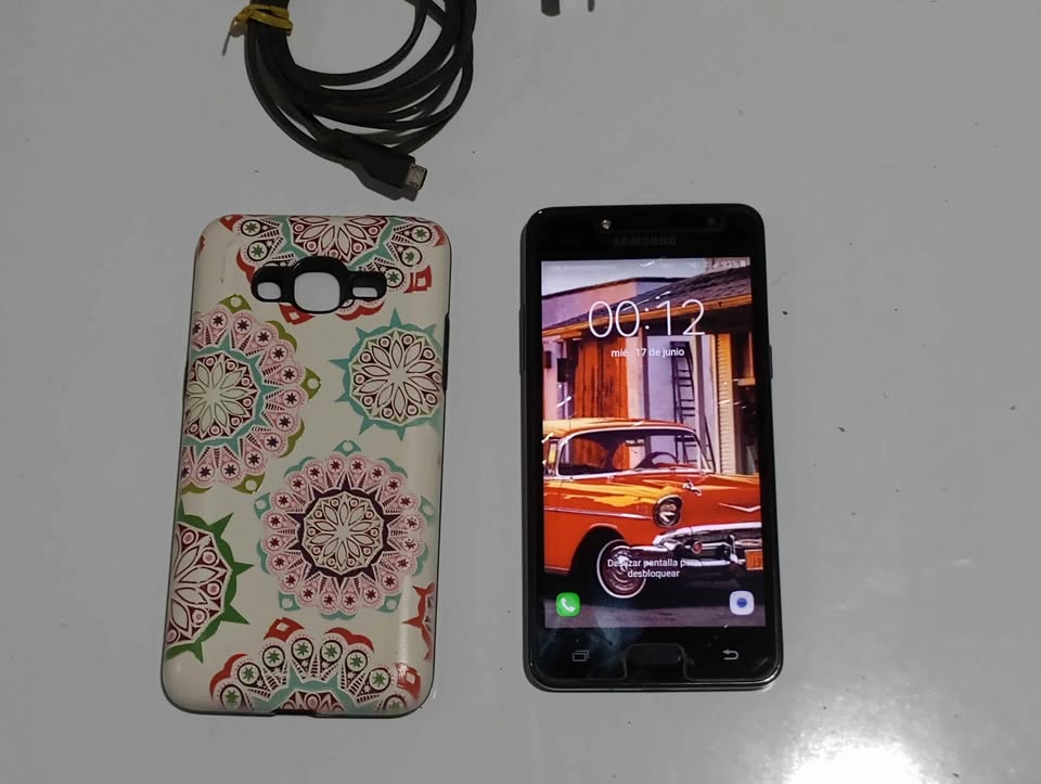 Samsung J2 memoria 16GB con wsp cargador original y funda impecable $60000 retira x Villa Ballester