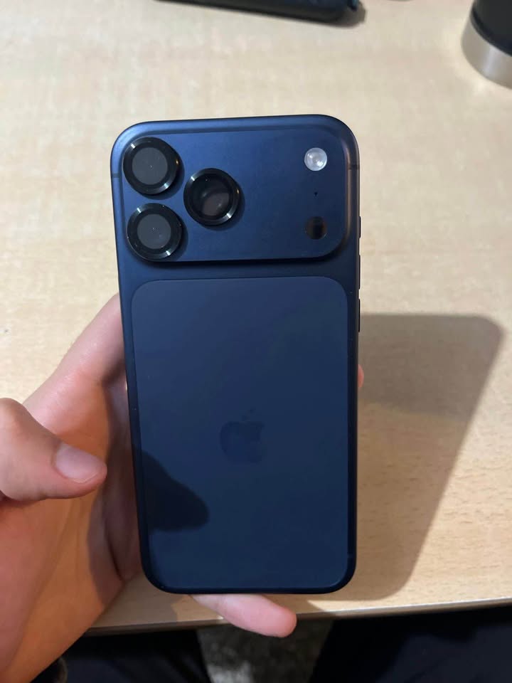 Vendo iPhone 17 pro Max , 256 GB color blue night .( acepto permuta )