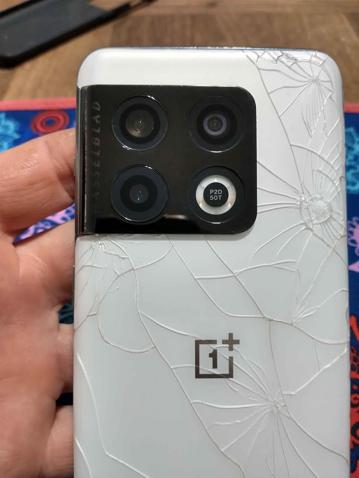 Oneplus 10 pro vendo o permuto solo detalle tapa trasera después todo bien