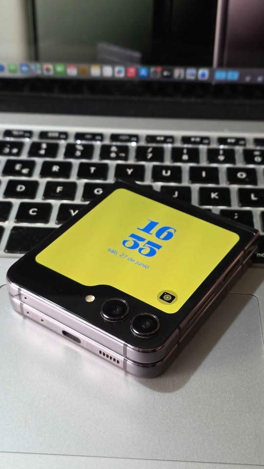 Vendo Samsung Z FLIP 5 libre 256gb 8ram IMPECABLE , NO PERMUTO