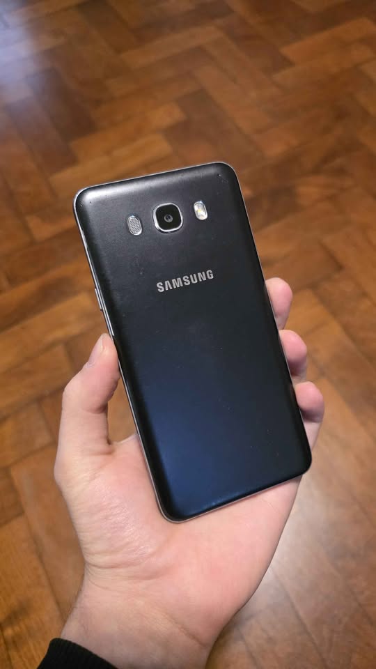 SAMSUNG GALAXY J7 2016 LIBRE 16GB ANDROID 8 EN BUENAS CONDICIONES