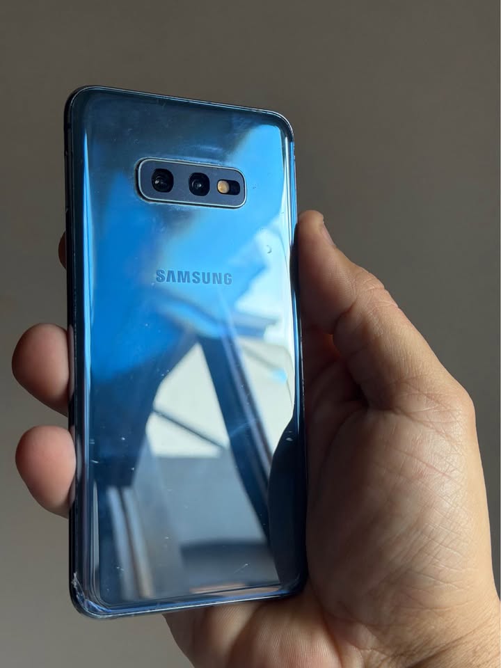 Vendo Samsung S10e libre 128gb 6ram NFC mínimo detalle manchita no influye , NO PERMUTO