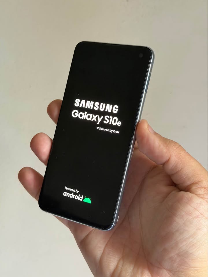 Vendo Samsung S10e libre 128gb 6ram NFC mínimo detalle manchita no influye , NO PERMUTO