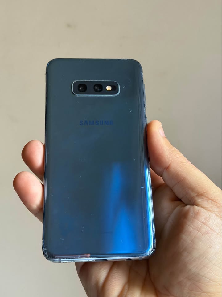 Vendo Samsung S10e libre 128gb 6ram NFC mínimo detalle manchita no influye , NO PERMUTO