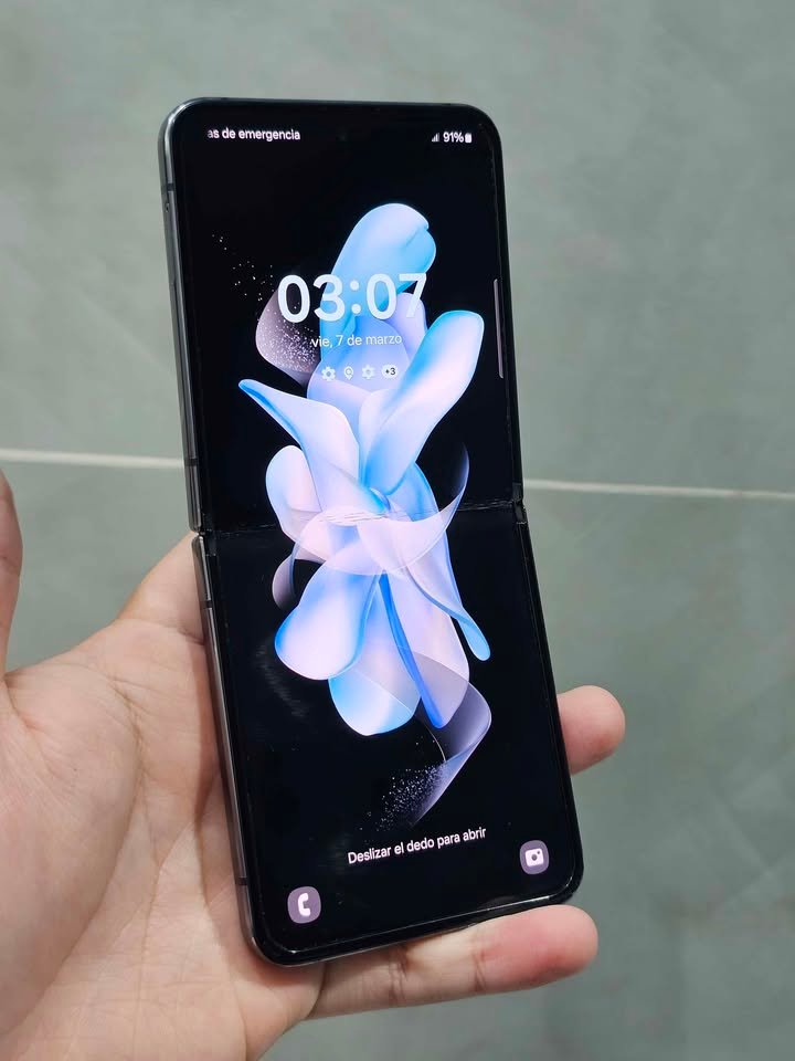 Samsung Zflip4, Libre Esim, 256gb/8gb de ram. Con detalles tal cual las fotos..
