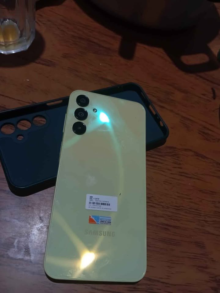 Permuto Samsung Galaxy A15 128 GB color amarillo. Está como nuevo