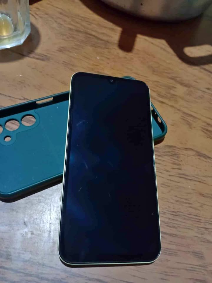 Permuto Samsung Galaxy A15 128 GB color amarillo. Está como nuevo