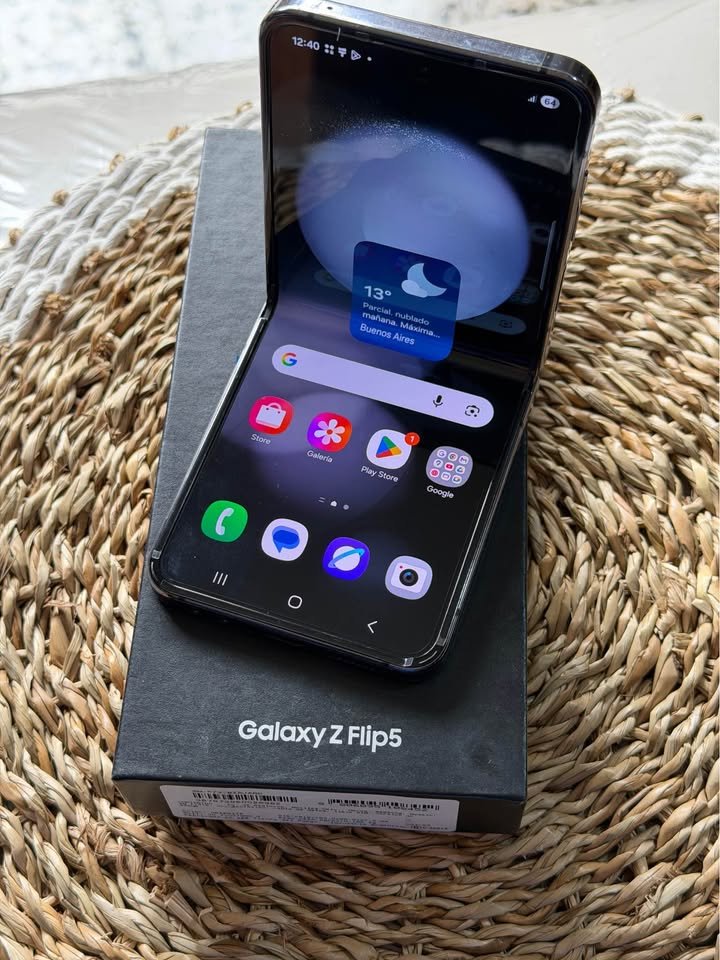 Vendo Samsung Z flip 5 libre 256gb 8ram , IMPECABLE SIN USO , COMPLETO, NO PERMUTO