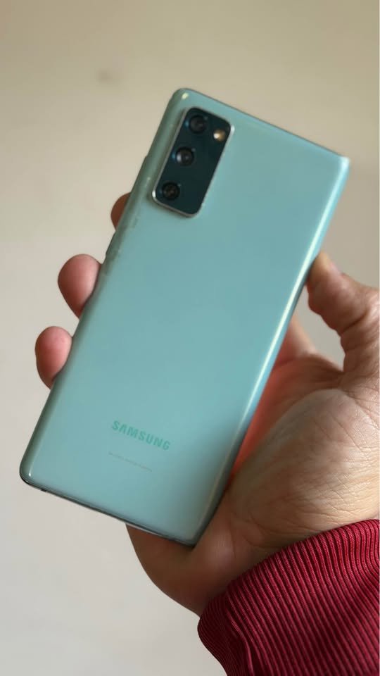 Vendo Samsung S20FE LIBRE 128gb 6ram NFC , MÍNIMO DETALLE VIDRIO , NO PERMUTO