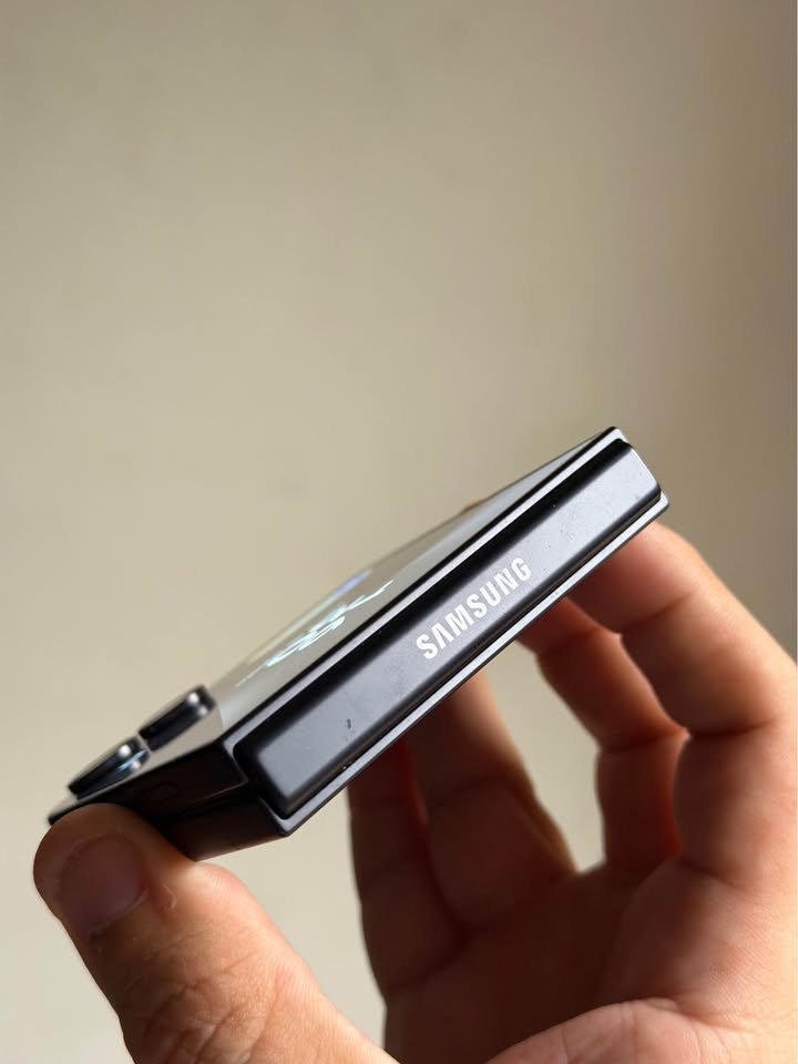 Vendo Samsung Z flip 7 libre 512gb 12ram IMPECABLE, COMPLETO, SIN USO , NO PERMUTO