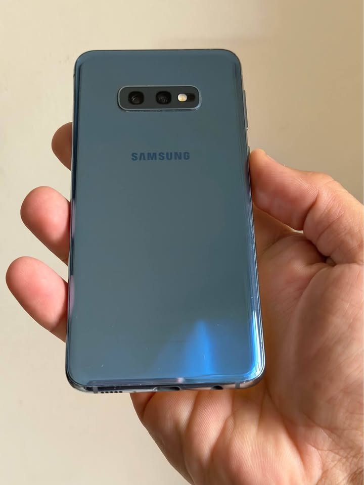 Vendo Samsung S10e libre 128gb 6ram NFC , MÍNIMO DETALLE MANCHITA ARRIBA , NO PERMUTO
