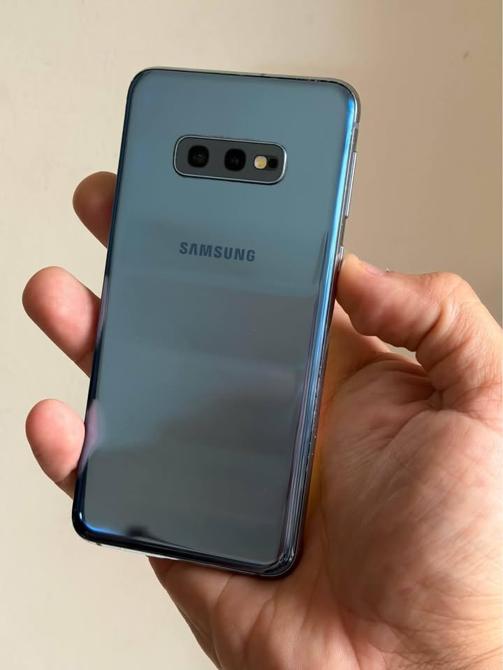 Vendo Samsung S10e libre 128gb 6ram NFC , MÍNIMO DETALLE MANCHITA ARRIBA , NO PERMUTO