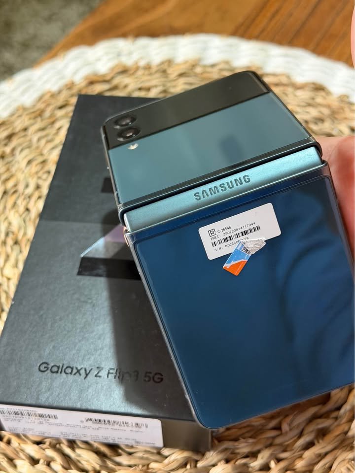 Vendo Samsung Z flip 3 libre 128gb 8ram , IMPECABLE NADA DE USO , COMPLETO , NO PERMUTO