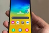 Vendo Samsung S10e libre 128gb 6ram NFC , MÍNIMO DETALLE MANCHITA ARRIBA , NO PERMUTO