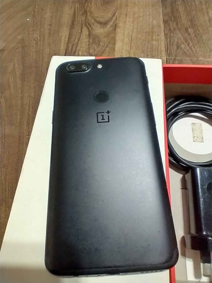 Oneplus 5t de 64gb y 6gb ram vendo o permuto exelente estado pantalla impecable