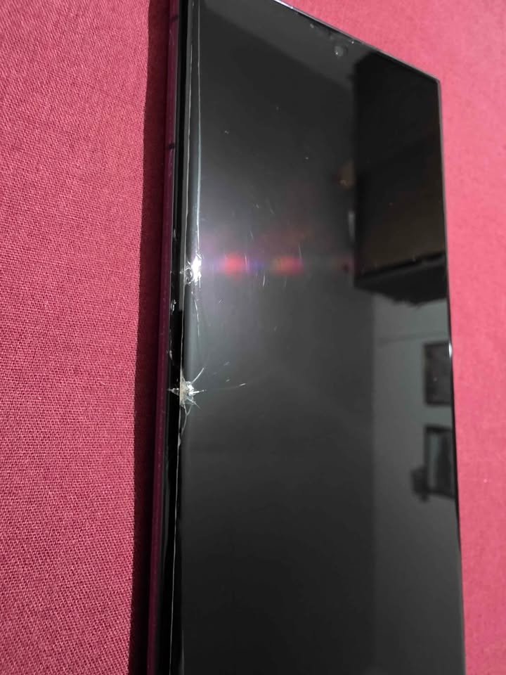 Samsung s22 ultra con detalle en pantalla