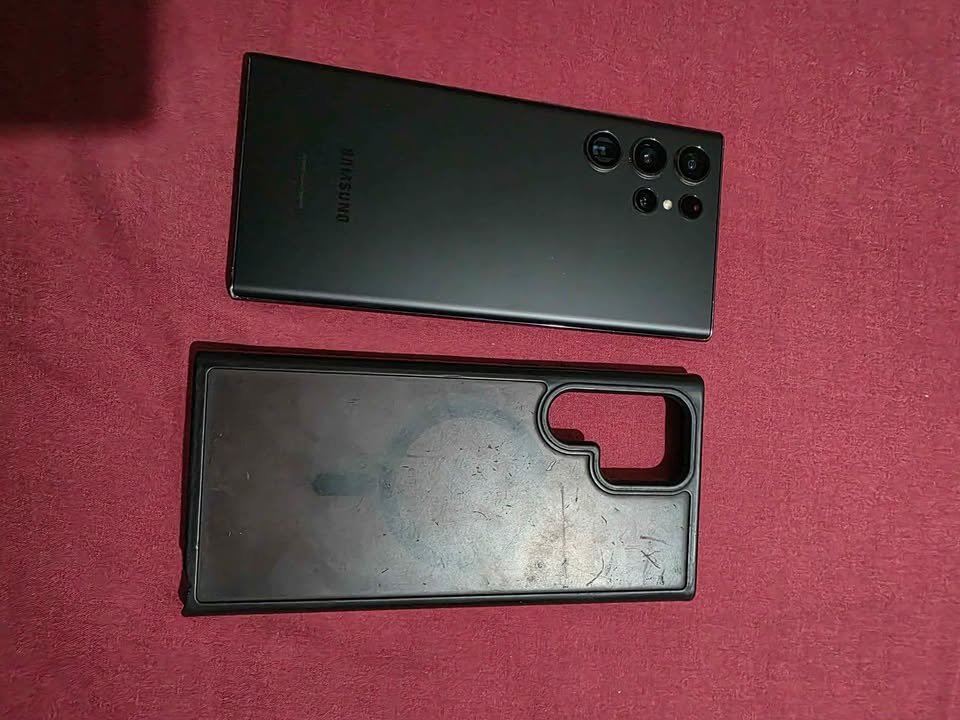 Samsung s22 ultra con detalle en pantalla