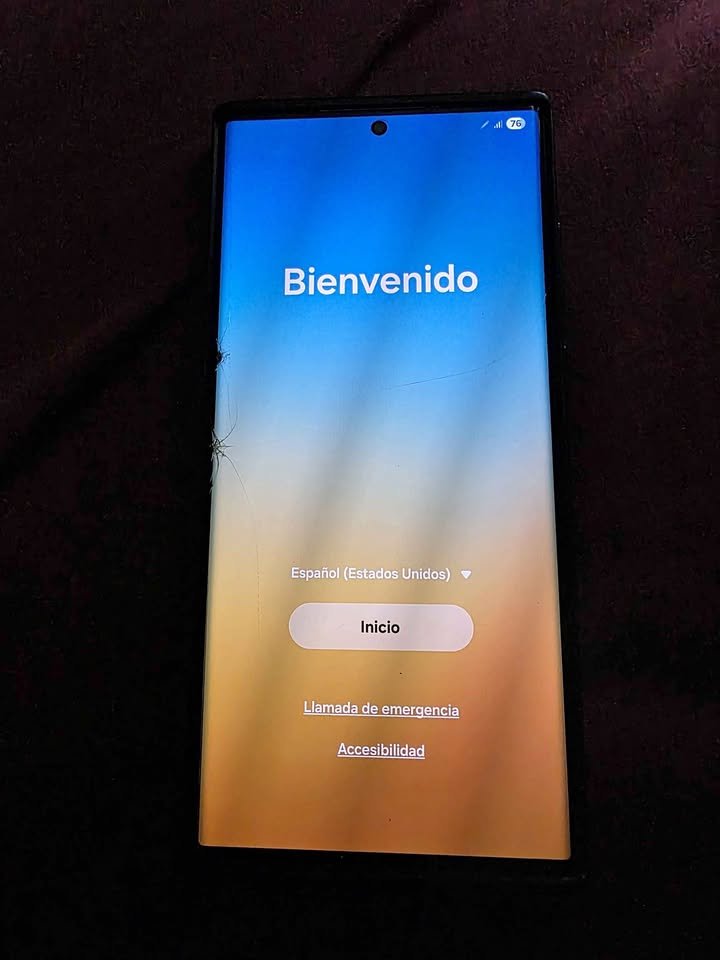 Samsung s22 ultra con detalle en pantalla